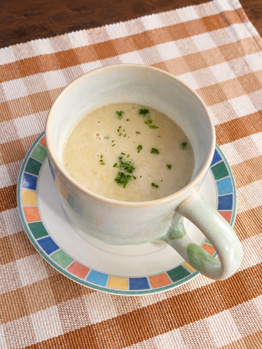 Cremige Chinakohlsuppe in einer Tasse
