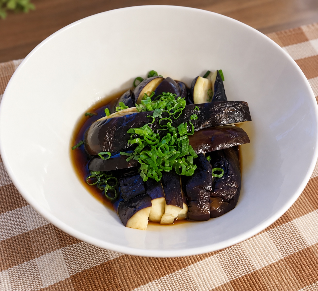 Zarte Aubergine mit süßer Dashi-Sojasauce und Frühlingszwiebeln