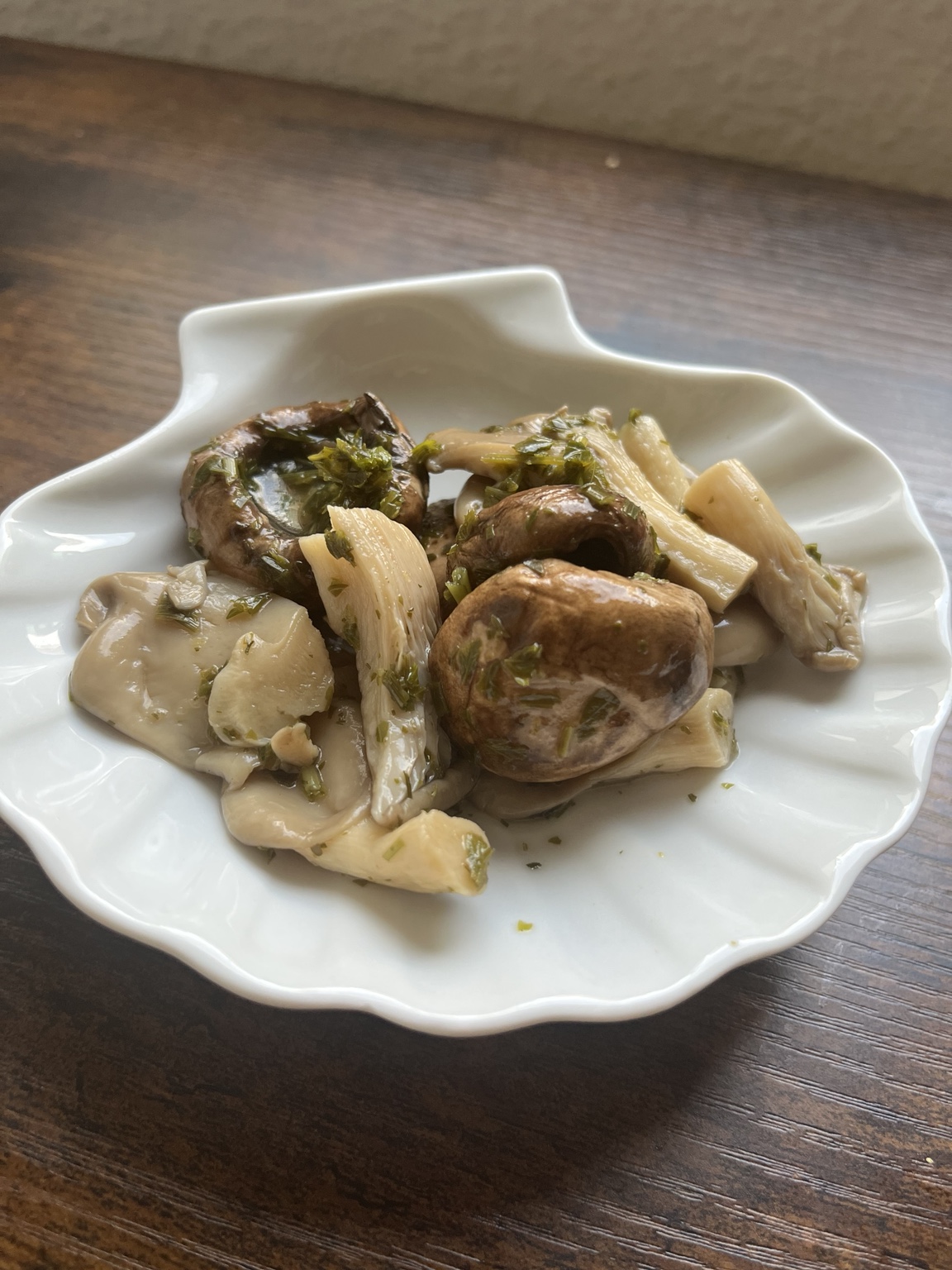 Marinierte Austernpilze und Champignons mit Petersilie und glänzender Marinade
