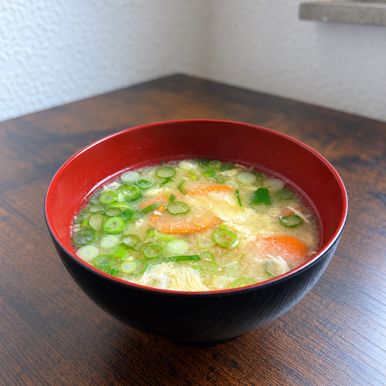 Misosuppe mit Karotte, Ei und Frühlingszwiebel