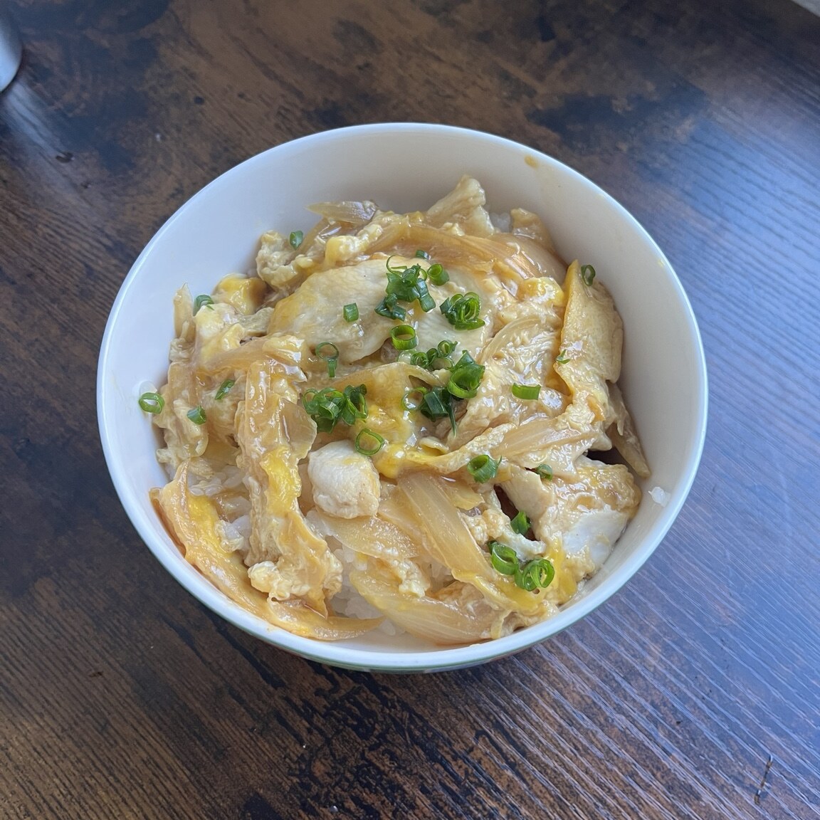 Oyakodon mit Hähnchen, weichem Ei und Zwiebeln auf Reis