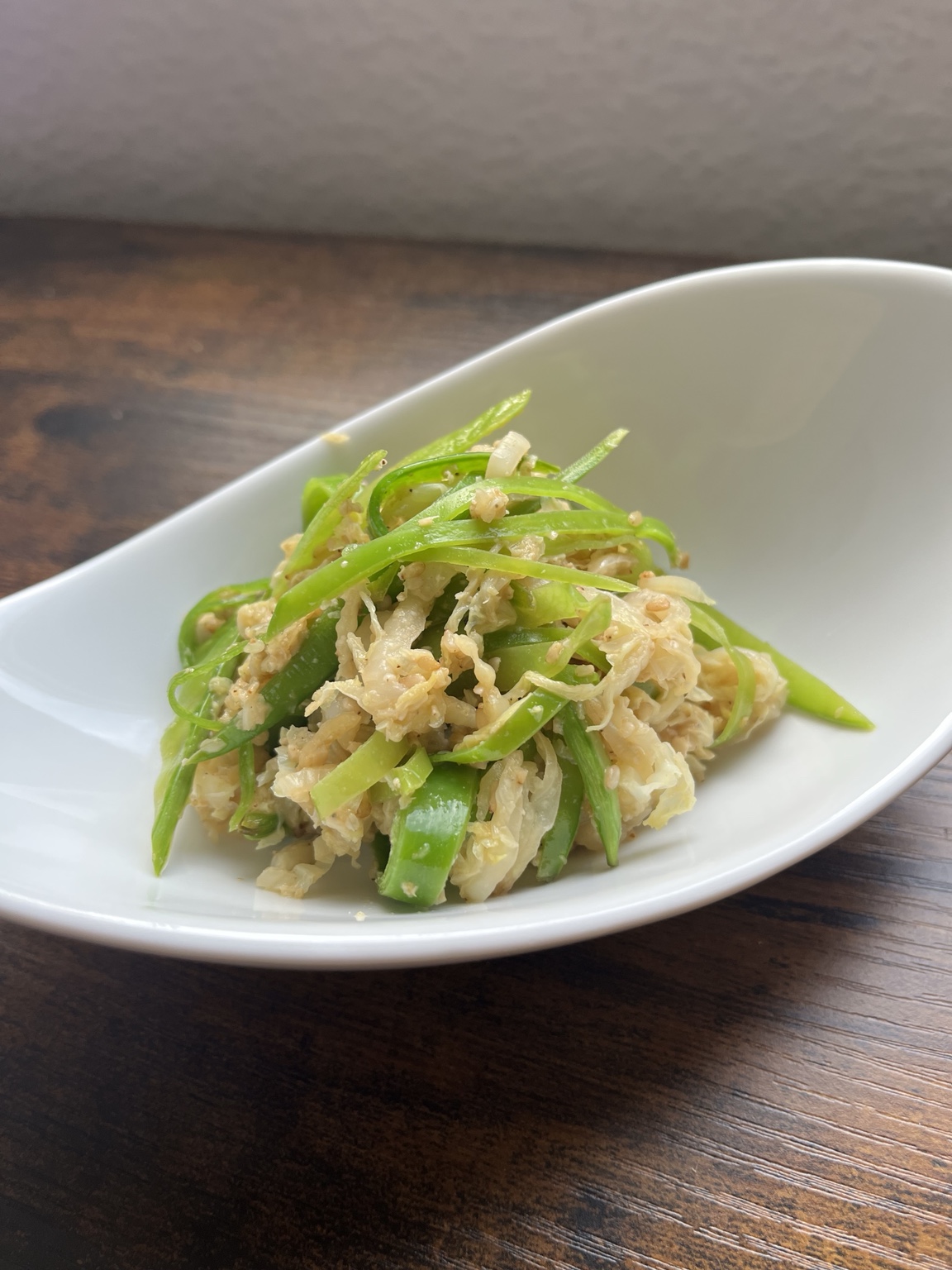 Fein geschnittener Chinakohl und Zuckerschoten mit Sesam-Dressing