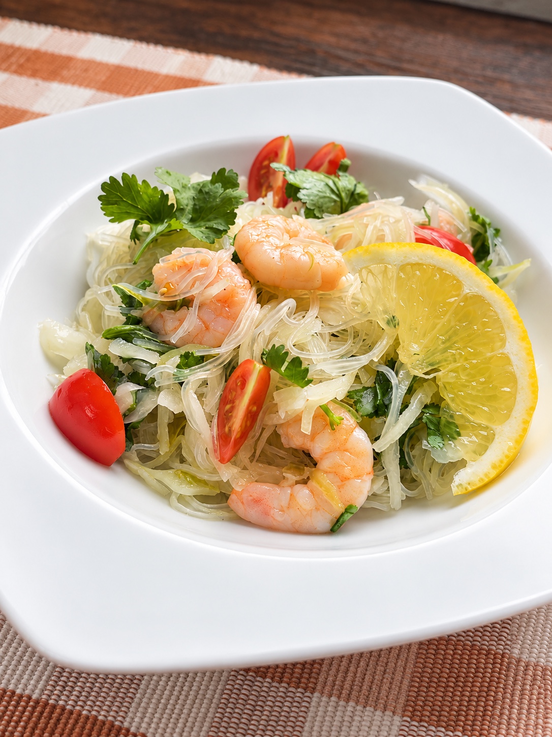 Glasnudelsalat mit Garnelen und Krautsalat