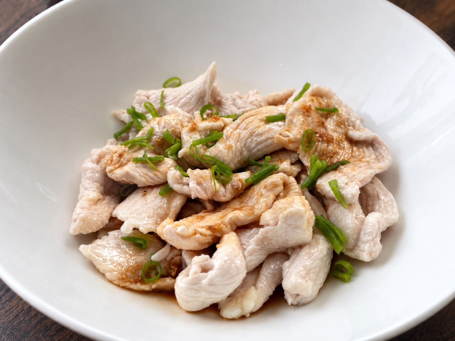 Zartes pochiertes Hähnchen mit Ingwersauce und Frühlingszwiebeln