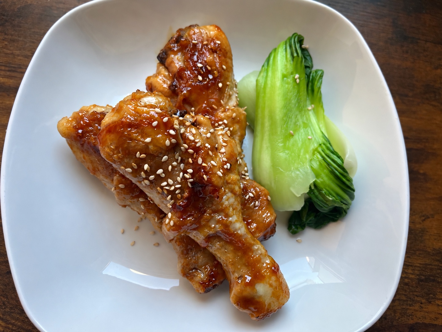 Teriyaki-Hähnchenunterkeulen mit Sesam
