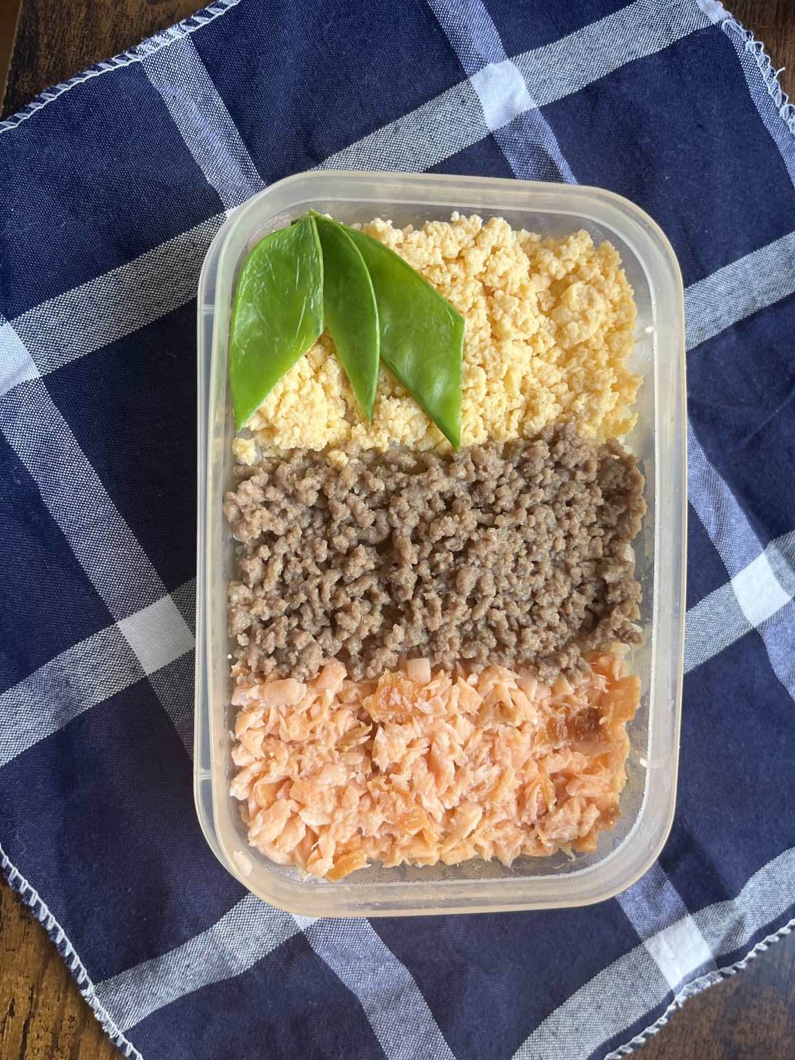 Dreifarbiges Soboro-Bento mit Ei, Hackfleisch, Räucherlachs und Zuckerschoten
